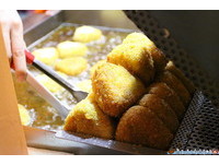 辅大花园夜市人气炸饭团　外皮酥香不软烂