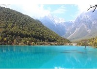云南仙境！丽江蓝月谷玉液湖透出蓝宝石光泽