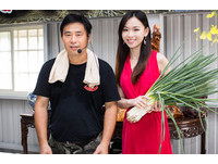 宜兰“青葱正妹”蒋羽捷　带领拔青葱、做葱油饼