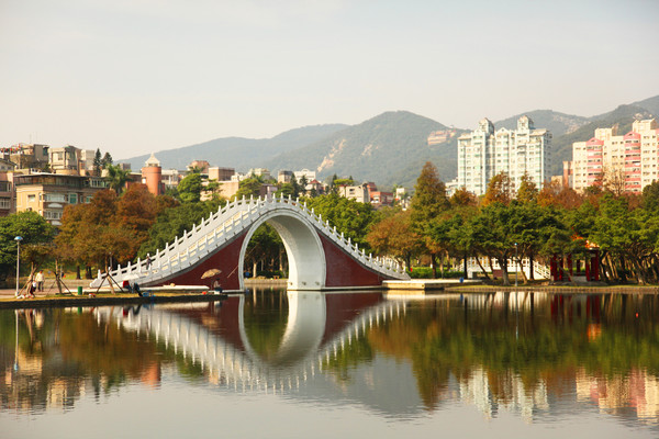▲台北捷运大湖公园站，锦带桥、歇脚椅、绿地。（图／翻摄自台北市政府观光传播局）