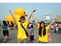 高雄再见！民众黄衫欢送黄小鸭　桃园接棒