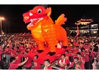 火狮磅y!进场　左营万年季开跑