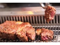 超给力三朵花烧肉店　12盎司沙朗牛排吃到饱
