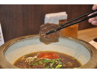 午餐食客／红酒炖法牛肉面肉质软嫩　老坛酸菜更对味