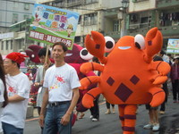 打扮成“螃蟹”在路上健走　万里蟹嘉年华开跑