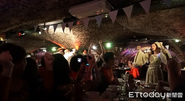 ▲英国伦敦中世纪宴会主题餐厅The Medieval Banquet。（图／记者赖文萱摄）