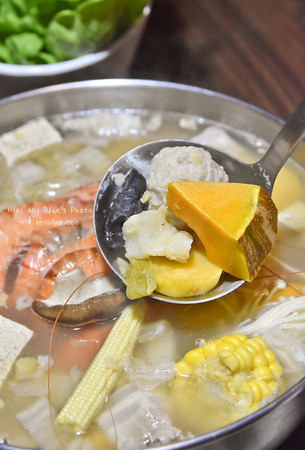 台中 黄金张老瓮东北酸菜白肉锅。（图／Nini and Blue 玩乐食记提供）