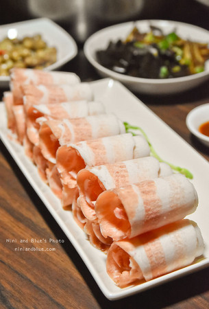 台中 黄金张老瓮东北酸菜白肉锅。（图／Nini and Blue 玩乐食记提供）