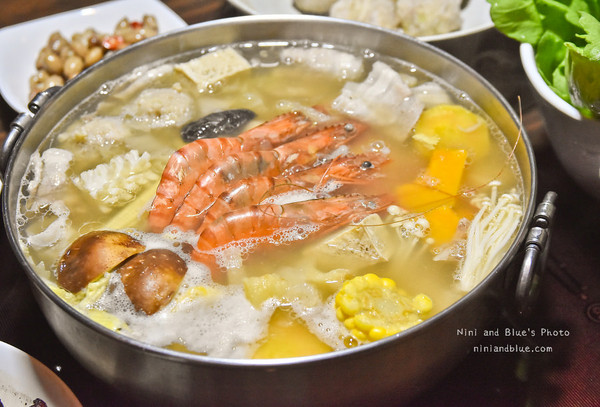 台中 黄金张老瓮东北酸菜白肉锅。（图／Nini and Blue 玩乐食记提供）