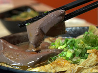 午餐食客／麻辣烫辣劲直冲脑门　艺人就爱这一味　