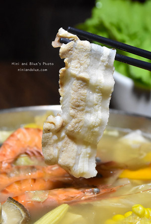 台中 黄金张老瓮东北酸菜白肉锅。（图／Nini and Blue 玩乐食记提供）