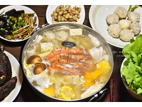 道地东北酸菜白肉锅在台中　还有每日限定整只卤鸡！