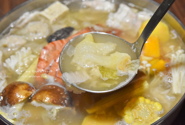 台中 黄金张老瓮东北酸菜白肉锅。（图／Nini and Blue 玩乐食记提供）