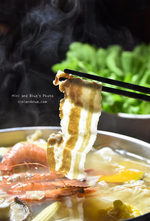 台中 黄金张老瓮东北酸菜白肉锅。（图／Nini and Blue 玩乐食记提供）