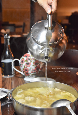 台中 黄金张老瓮东北酸菜白肉锅。（图／Nini and Blue 玩乐食记提供）