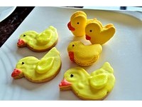 好想吃进肚子里！马卡龙、慕斯蛋糕全化身黄色小鸭