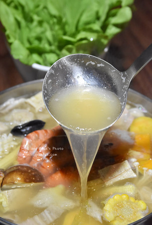 台中 黄金张老瓮东北酸菜白肉锅。（图／Nini and Blue 玩乐食记提供）