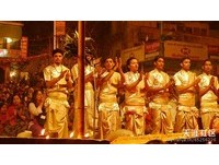 劲爆恒河祭　中国妹子组团来“睡”俊美祭司？