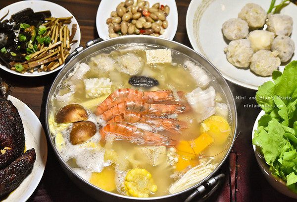 台中 黄金张老瓮东北酸菜白肉锅。（图／Nini and Blue 玩乐食记提供）