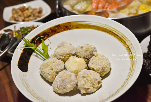 台中 黄金张老瓮东北酸菜白肉锅。（图／Nini and Blue 玩乐食记提供）