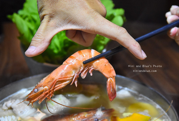 台中 黄金张老瓮东北酸菜白肉锅。（图／Nini and Blue 玩乐食记提供）