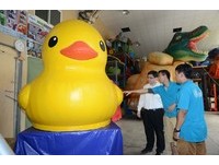 挑战亚洲最大　18米高黄小鸭进入缝制期