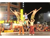 鸡笼中元祭／Janet被举高高 　与伊恩莱特合舞啦啦队