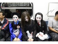鸡笼中元祭／鬼怪现身台铁车厢装没事　小朋友被吓哭