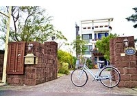 乡村田园中的民宿　一片书墙留住匆匆旅客
