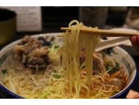 夏威夷不吃汉堡　“牛尾拉面”让威基基海滩人潮排队