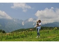 柴犬跟主人一起去户隐露营　坐缆车欣赏壮丽山景
