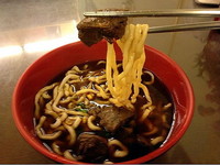 一星期只开三天的提督府牛肉面店　人潮依旧络绎不绝