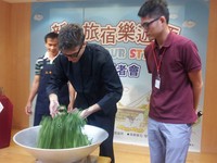 留学生炒茶、打陀螺初体验！揪团玩新北拿奖金