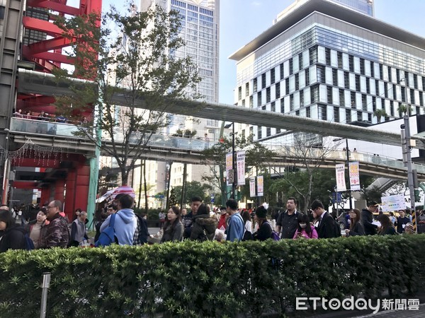 ▲华航在信义区微风松高广场前举行“2017华航圣诞梦幻棱镜 天天现场抽机票”活动。（图／记者赖文萱摄）