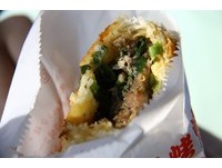 在地人比观光客更爱吃　罗东碳烤胡椒饼只能站着买