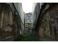 左营大路上　两排只有四层楼高的老店家