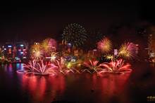 香港跨年烟火创纪录 施放“魔法星尘”送上新年祝福