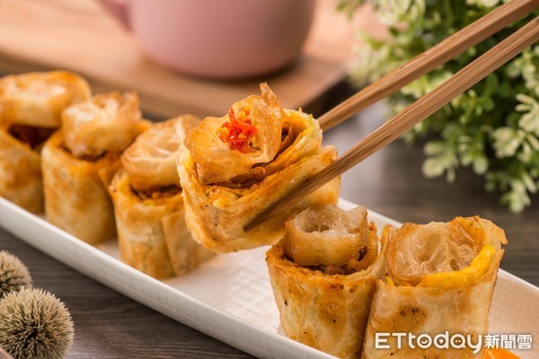 鸟儿有虫吃，军舰蛋饼，葱Xi烧肉蛋饼、独门麻辣锅蛋饼、泡菜烧肉蛋饼。（图／鸟儿有虫吃提供）