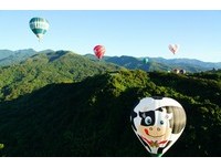台东热气球首次14颗齐飞　自由飞延至9月底