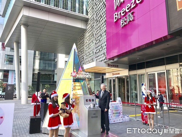 ▲华航在信义区微风松高广场前举行“2017华航圣诞梦幻棱镜 天天现场抽机票”活动。（图／记者赖文萱摄）