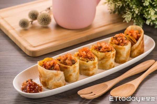 鸟儿有虫吃，军舰蛋饼，葱Xi烧肉蛋饼、独门麻辣锅蛋饼、泡菜烧肉蛋饼。（图／鸟儿有虫吃提供）
