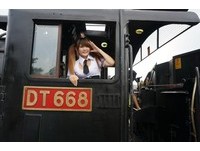 性感装上阵剪票　阳光廷廷当一日列车长