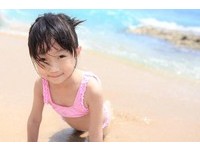 海边泳装赛吸睛　幼齿妹妹力拼比基尼辣妹
