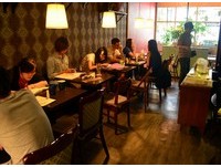 椅子不重复的咖啡店　小公寓盼客人能找到最舒适椅子