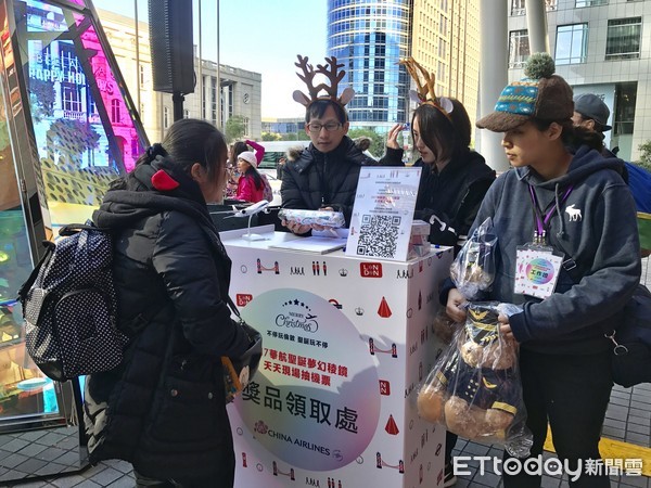 ▲华航在信义区微风松高广场前举行“2017华航圣诞梦幻棱镜 天天现场抽机票”活动。（图／记者赖文萱摄）