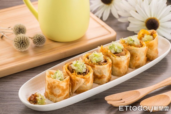 鸟儿有虫吃，军舰蛋饼，葱Xi烧肉蛋饼、独门麻辣锅蛋饼、泡菜烧肉蛋饼。（图／鸟儿有虫吃提供）