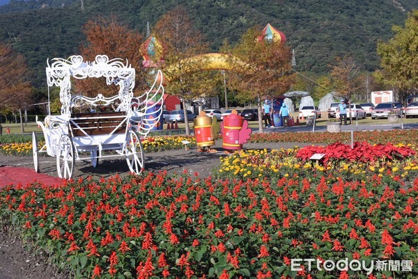 花莲市国福花海正式对外开放，五十多个家庭参加种植花草DIY。国福花海今年有别以往，增加了灌木丛植栽的福字迷宫，花海与迷宫总计有七万多株的花草，欢迎大家来赏花走迷宫，一整年都会幸福满满。（图／花莲市公所提供）