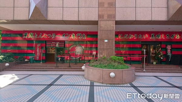 ▲一兰拉面外面排队，与没排队（图／记者黄士原摄）