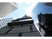 香港设计酒店顶楼“无底泳池”　游泳像漂浮在空中