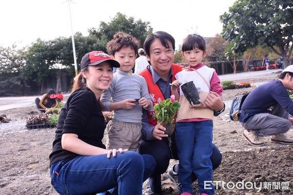 花莲市国福花海正式对外开放，五十多个家庭参加种植花草DIY。国福花海今年有别以往，增加了灌木丛植栽的福字迷宫，花海与迷宫总计有七万多株的花草，欢迎大家来赏花走迷宫，一整年都会幸福满满。（图／花莲市公所提供）
